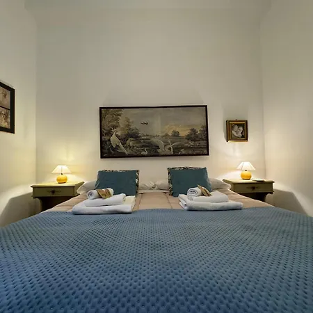 Apartamento Warm Hideaway In Vibrant Tuscolano Roma