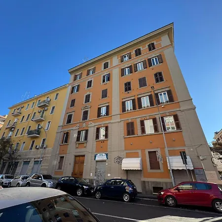 Appartamento Warm Hideaway In Vibrant Tuscolano Roma